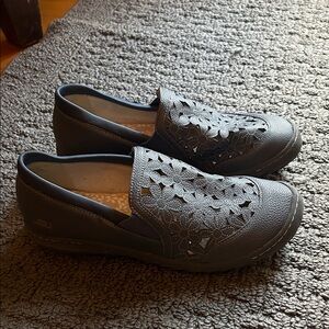 JBU Women's Gray Cut-Out Loafers